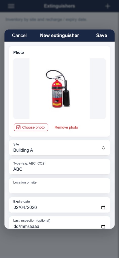 Captura de la app: alta de un extintor con foto, sitio y fechas.